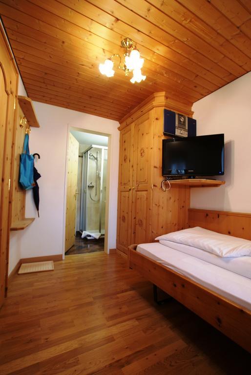 Hotel Astras Scuol Oda fotoğraf
